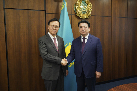 임태희 경기도교육감과 베이셈바예프 카자흐스탄 교육부장관이 "뜨겁게_지원하자"며 교육 협력을 약속했다./사진제공=경기도교육청